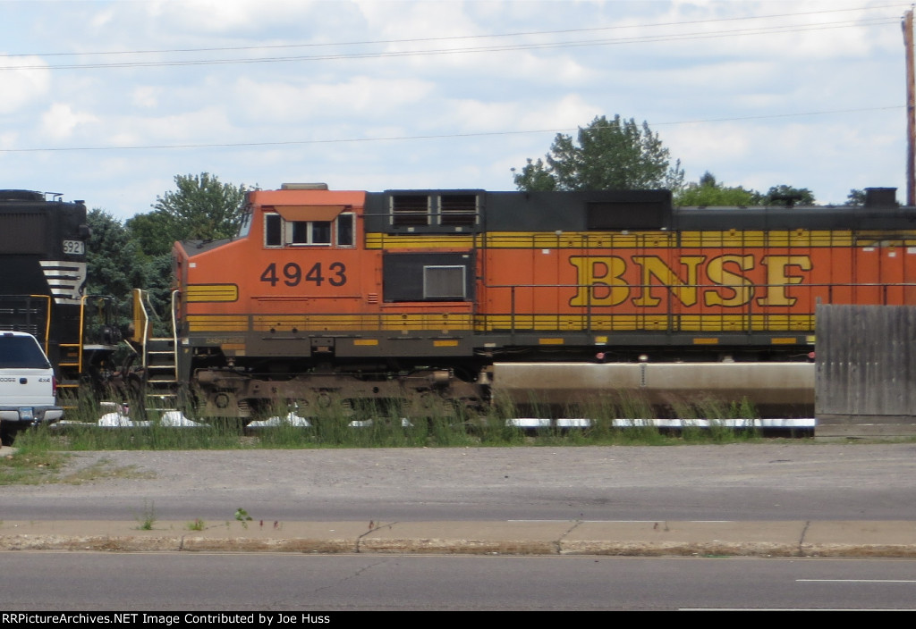 BNSF 4943